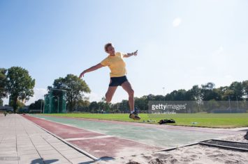 Seniore atlete springt ver