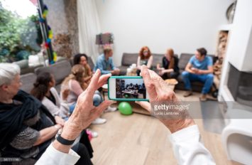 Oudere vrouw maakt familiefoto met smartphone