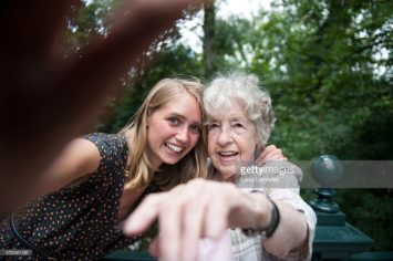 Oude vrouw maakt selfie